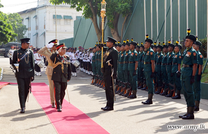 යුද්ධ හමුදා ගෞරව ආචාර සහ උණුසුම් පිළිගැනීම් මැද නේපාල යුද්ධ හමුදා ප්‍රධානී යුද්ධ හමුදා මූලස්ථානයේ සංචාරයක