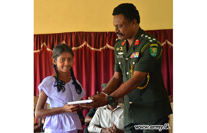 வன்னிப் பாதுகாப்பு படைத் தலைமையகத்தின் ஏற்பாட்டில் பாடசாலை  மாணவர்களுக்கு உதவிகள்
