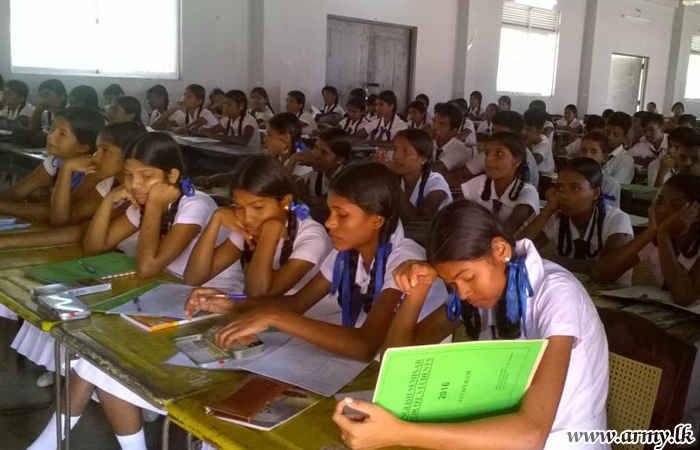 Troops Facilitate O/L Seminars in Pooneryn & Kilinochchi 