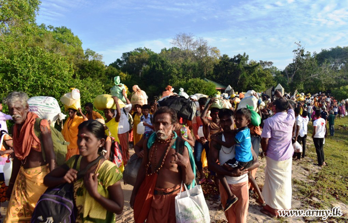 Troops Assist ‘Paada Yathra’ Devotees 
