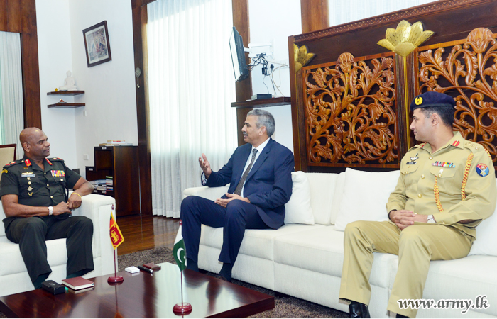 Pakistan’s Defence Secretary Meets Commander 