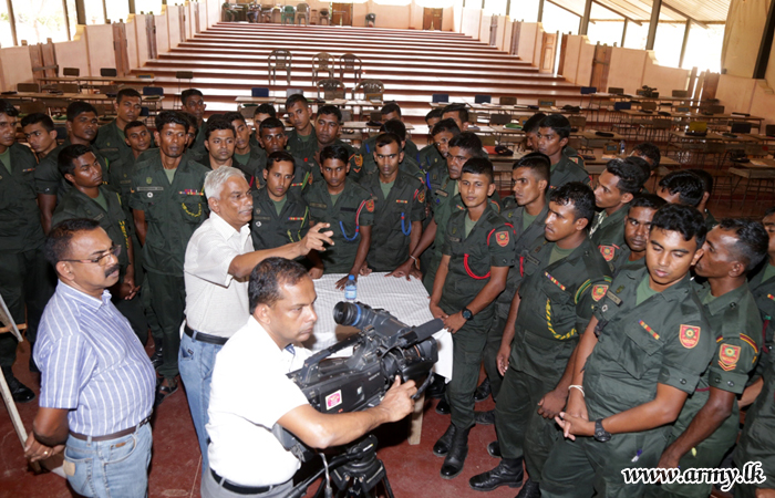 Kilinochchi Troops Receive Training in Videography & Photography