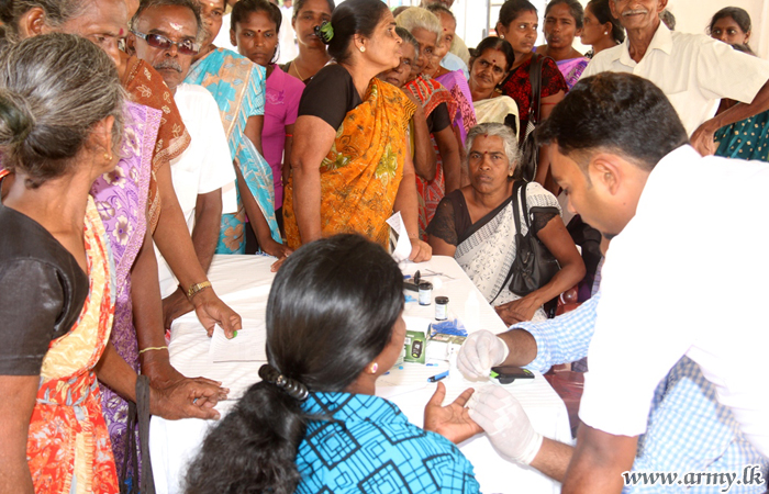 More than 1000 Pooneryn Civilians Receive Medicine in Army Mobile Clinic