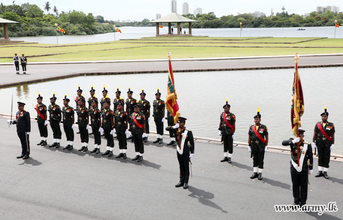 8 වන පාර්ලිමේන්තුවේ දෙවැනි සැසිවාරය ත්‍රිවිධ හමුදා ආචාර මධ්‍යයේ ඇරඹේ