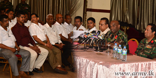 இராணுவ தளபதி கண்டி  மக்களின் பிரச்சினைகளை ஆராய்வு