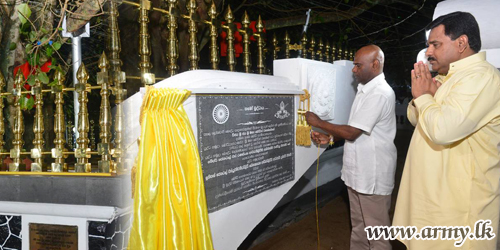 இராணுவ போதிராஜா விகாரையில் உள்ள அரச மரத்திற்கு தங்கவேலிகள் அமைக்கப்பட்டன