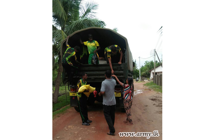 ජල ගැලීමෙන් අවතැන්වු ජනාතාවට ආහාර පාර්සල් බෙදාදීමට යුද්ධ හමුදා භට පිරිස්හි සහය