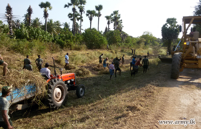 Army Troops & Farmers Joined Together in Kilinochchi Shramadana