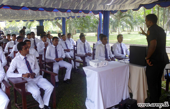 ரிச்மன்ட் பாடசாலை மாணவர்களுக்கு 58 ஆவது படைப் பிரிவினரால் செயலமர்வு