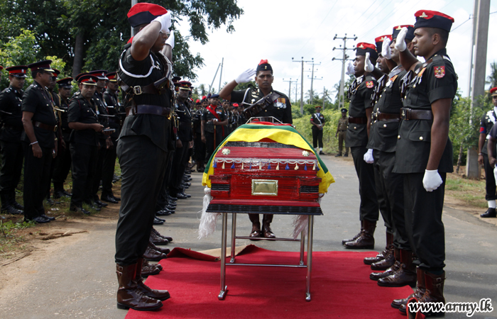 Military Honours Salute Late Warrant Officer in Jaffna 