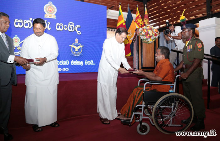 அங்கவீனமுற்ற படைவீரர்களுக்கு சத்விருசங்கிந்த அடிப்படையல் சான்றிதழ்கள் வழங்குதல்