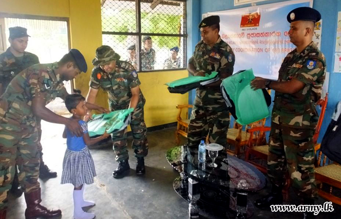 ஆரம்ப பாடசாலை மாணவர்களுக்கு இராணுவத்தினரால் பாடசாலை உபகரணங்கள் அன்பளிப்பு