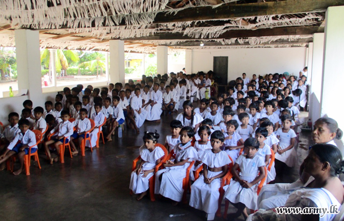 තෝනිගල දහම් පාසල් සිසුන් සඳහා පාසල් උපකරණ