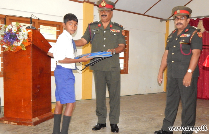 இராணுவத்தினரால் கிளிநொச்சி தெவம்பிடி பாடசாலை மாணவர்களுக்கு உபகரணங்கள்