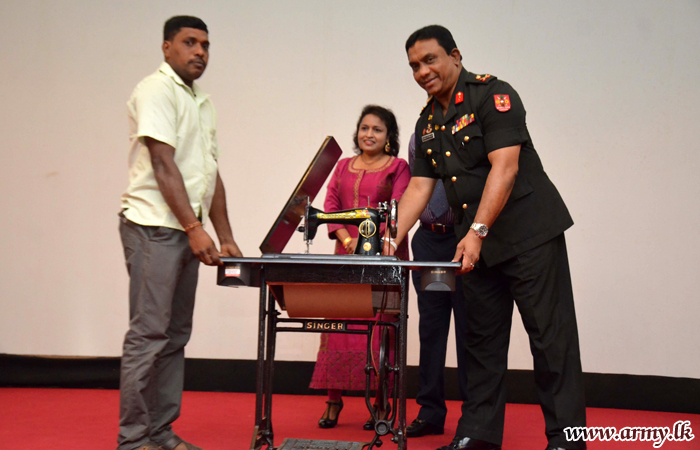 குறைந்த வருமானத்தை பெறும் குடும்பத்தினருக்கு தையல் இயந்திரங்கள் 