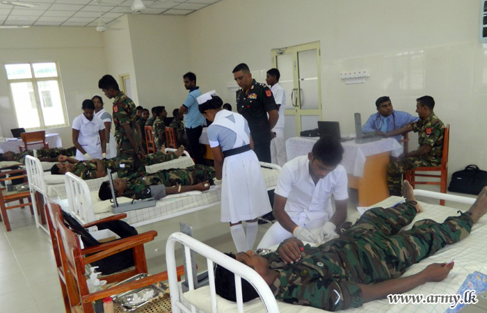 Jaffna-base 17 GW Troops Donate Blood for Patients in Kayts