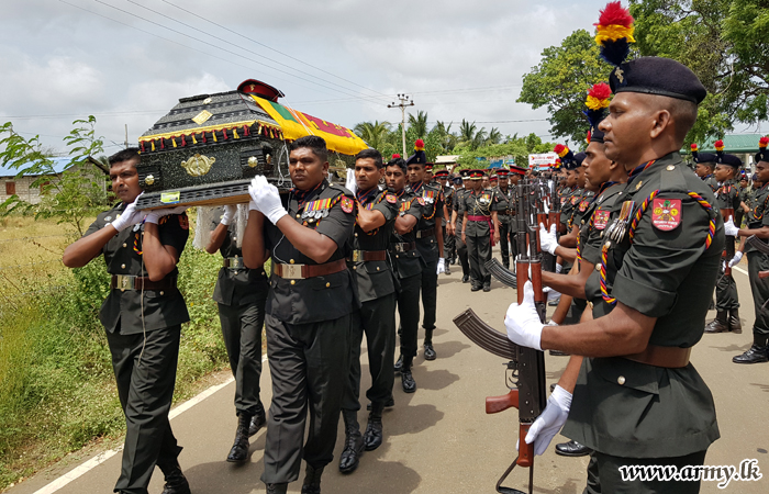 දැයෙන් සමුගත් බළලත් නිලධාරි I වෙත යාපනයේ දී යුද්ධ හමුදා ගෞරව 