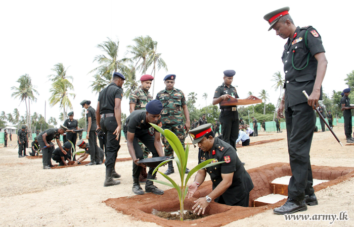 යාපනය ආරක්‍ෂක සේනා මූලස්ථානය වෙරළ සංරක්‍ෂණ වැඩසටහනේ තවත් එක් අධියරක් ලෙස පොල් පැළ 200 ක් රෝපණය කෙරේ 