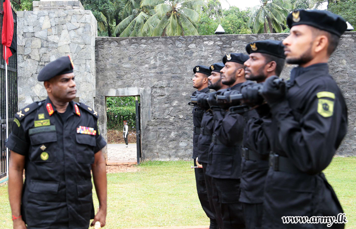 යුද්ධ හමුදා විශේෂ බලකායෙන් තම රෙජිමේන්තු අධිපතිතුමන්ට ආචාර