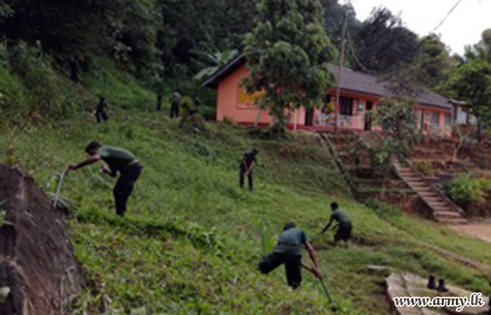 Central & Kilinochchi Troops Clean up School Compounds before Re-opening