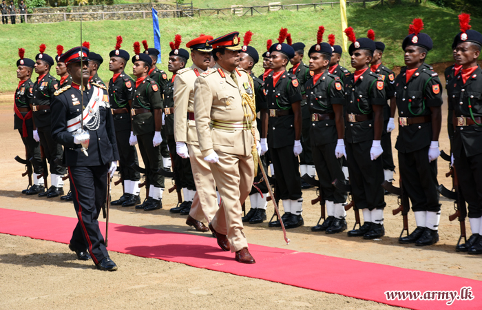 නික්ම යන මධ්‍යම ආරක්ෂක සේනා ආඥාපති වෙත හමුදා ආචාරය 