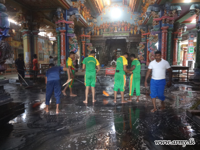 Jaffna Troops Clean Kovil 