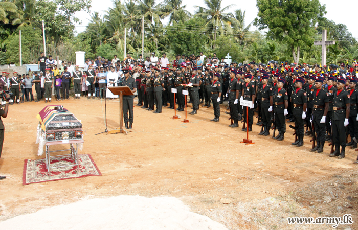 විශ්‍රාමික බලලත් නිලධාරි II හට යාපනය භට පිරිස් අවසන් ගෞරව පුද කරයි