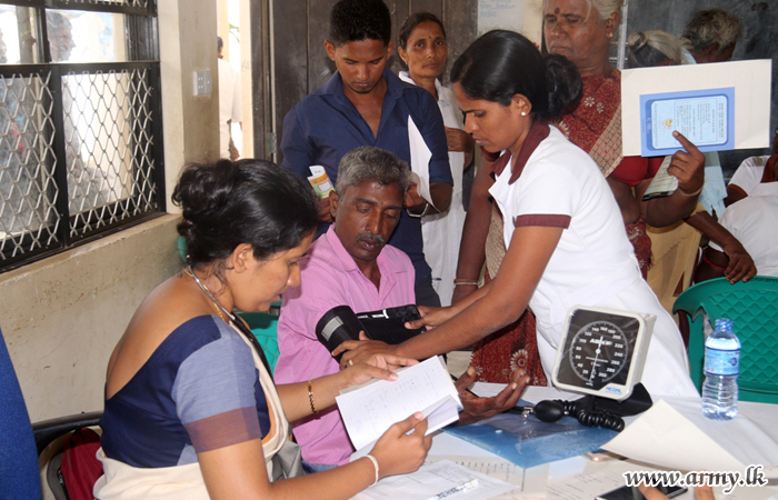 Over 1000 Pooneryn Civilians Seek Medical Consultations from Mobile Clinic 
