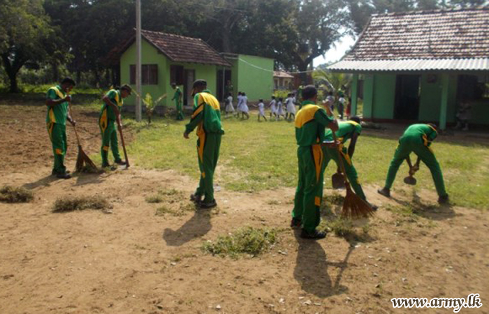 65 වන සේනාංකය කාරියලායි නාගපාදුවන් විද්‍යාල පරිශ්‍රය පිරිසිදු කිරීමේ ශ්‍රමදාන වැඩසටහනක