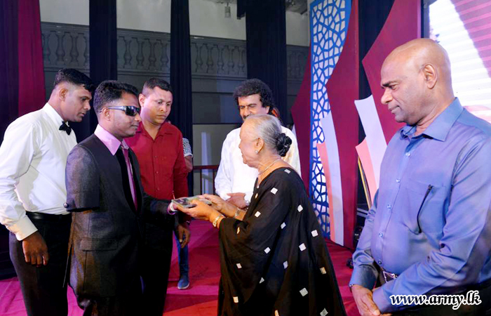 ‘Sihinayakse’ VIR War Hero Charith Kulathilake's Album Presented to Commander of the Army