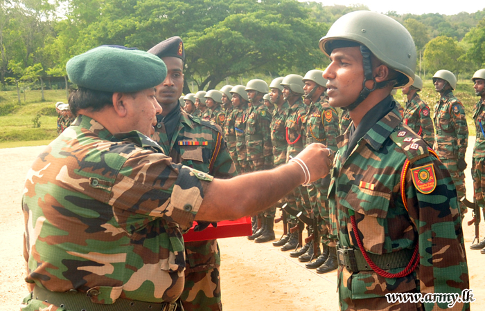 මාදුරුඔය යුද්ධ හමුදා පුහුණු පාසලේ විශේෂ පාබල ක්‍රියාන්විත පාඨමාලාව හැදෑරු සෙබළුන් 166 දෙනෙකු විසිරයති