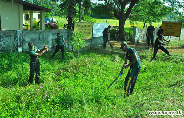 SLSR Troops Clean ‘Ayurvedic’ Hospital Premises at Kilinochchi