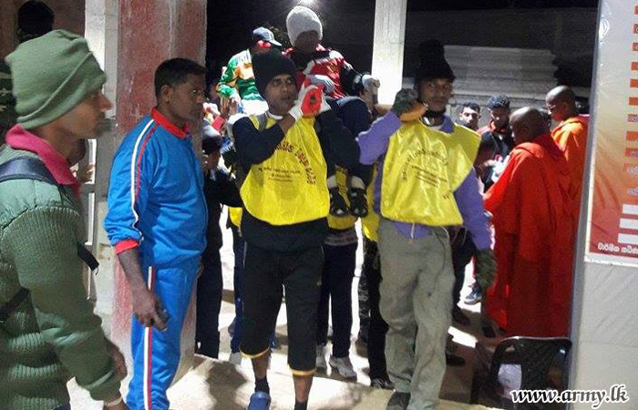 ආබාධිත රණවිරුවන් තම සහෝදර සෙබලුන්ගේ කරමතින් සිරිපා වන්දනාවේ රැගෙනයාම පිළිබඳ ස්වාමින් වහන්සේ වෙත ගෞරව පුද කෙරේ