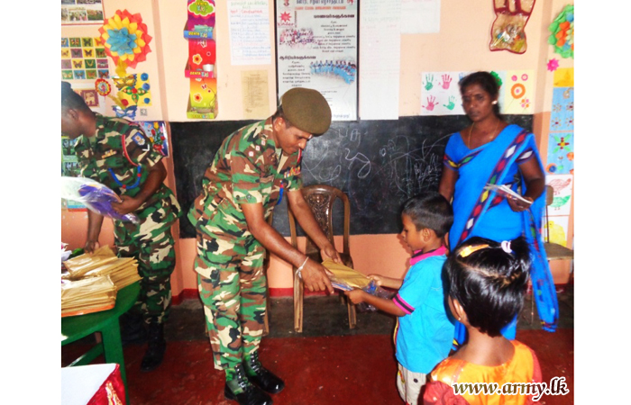 இராணுவப் படையினரால் பாடசாலை உபகரணங்கள் பகிர்ந்தளிப்பு 