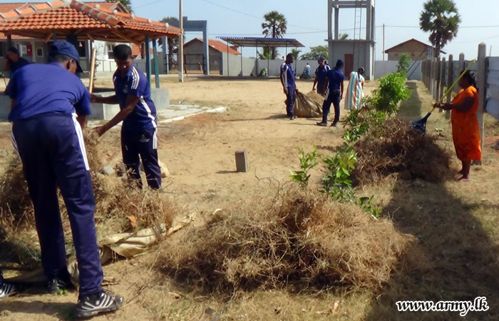 Kilinochchi Troops Clean up Thewanpiddi Primary School Surroundings