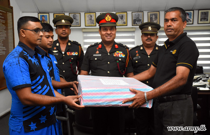 அவயங்களை இழந்த போர் வீரர்கள் இருவருக்கு இசைக் கருவிகள் 