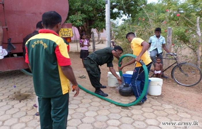24 Division Troops Provide Drinking Water to Drought-Hit Pottuvil Civilians