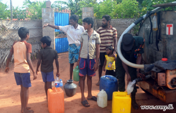 Troops Distribute Drinking Water among Vishvamadu Civilians 