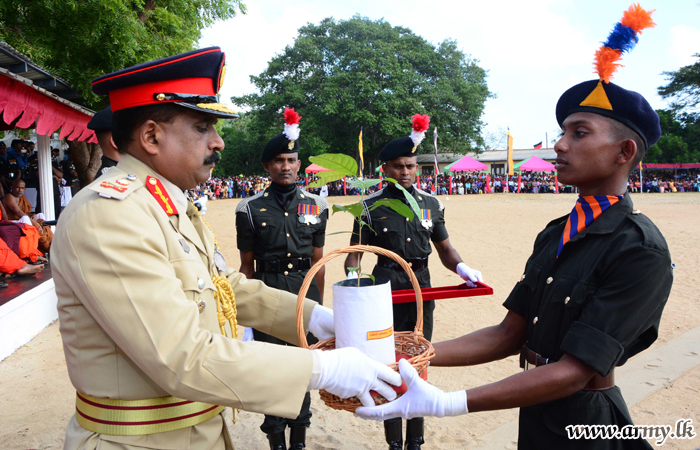 திருக்கோணமலை பயிற்ச்சி பாடசாலையில் பயிற்ச்சி  நிறைவின் பின் வெளியேறிய 229  படையணியினர் 
