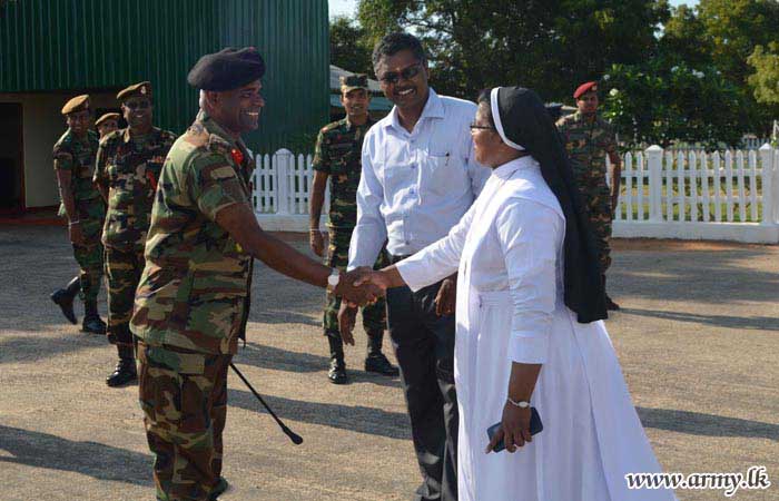 Soldiers Facilitate Kids to Visit Palaly Airport