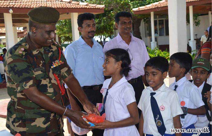 Soldiers Facilitate Kids to Visit Palaly Airport