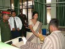 Patients at Colombo Army hospital receive new year gifts from commander
