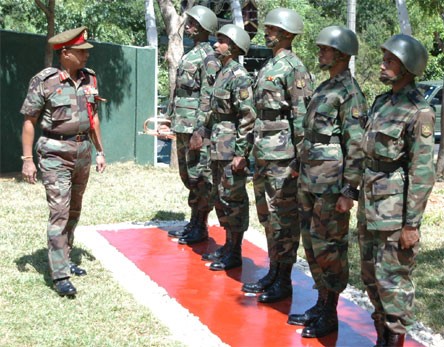 Commander shares views with soldiers during his visit to the east